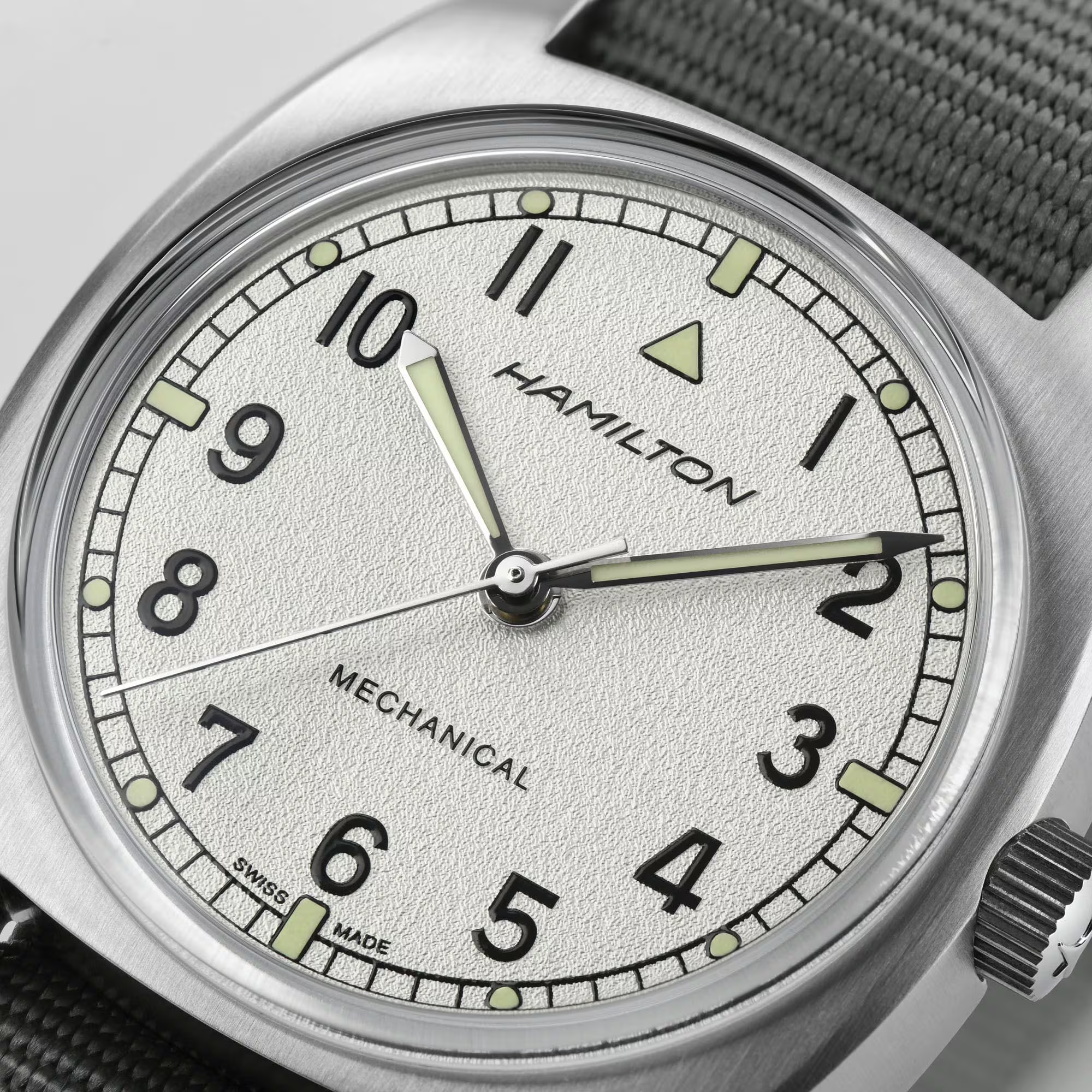 Relógio Hamilton Khaki Aviation Pilot Pioneer Mecanico 36mm x 33mm - H76419951